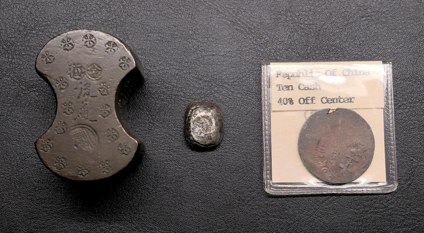 此心安处是吾乡·凡希社世界钱币微拍第三百二十期 日本江户后藤分铜十两铜砝码、银豆与民国当十铜元错版三件一组。砝码为典型的束腰银锭形，表面钤后藤家花押与卯辰等地支戳记，是当时官方标准砝码，砝码实测374.02g，银豆实测12.28g。