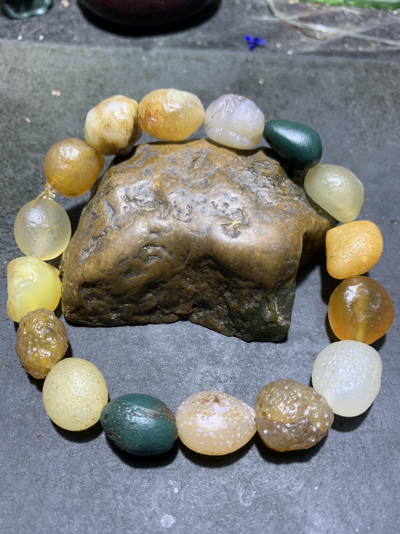 精美阿拉善玛瑙彩珠原石手串一条