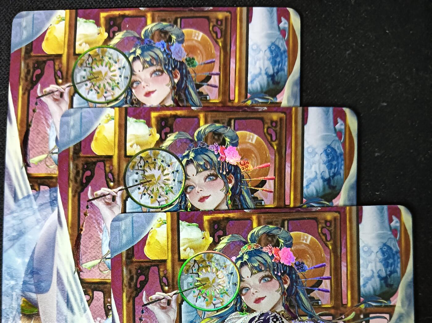 花开卡拍第61期（3月7号周六截拍，品控勿拍!!!拍品不寄存，运费5元（新疆需补运费差价或顺丰到付），自制卡难免瑕疵，可能存在轻微撞角爆边等出厂瑕疵，品控介意勿拍！） 罐儿 金瓶梅 李瓶儿 幻彩 三渐变共3张