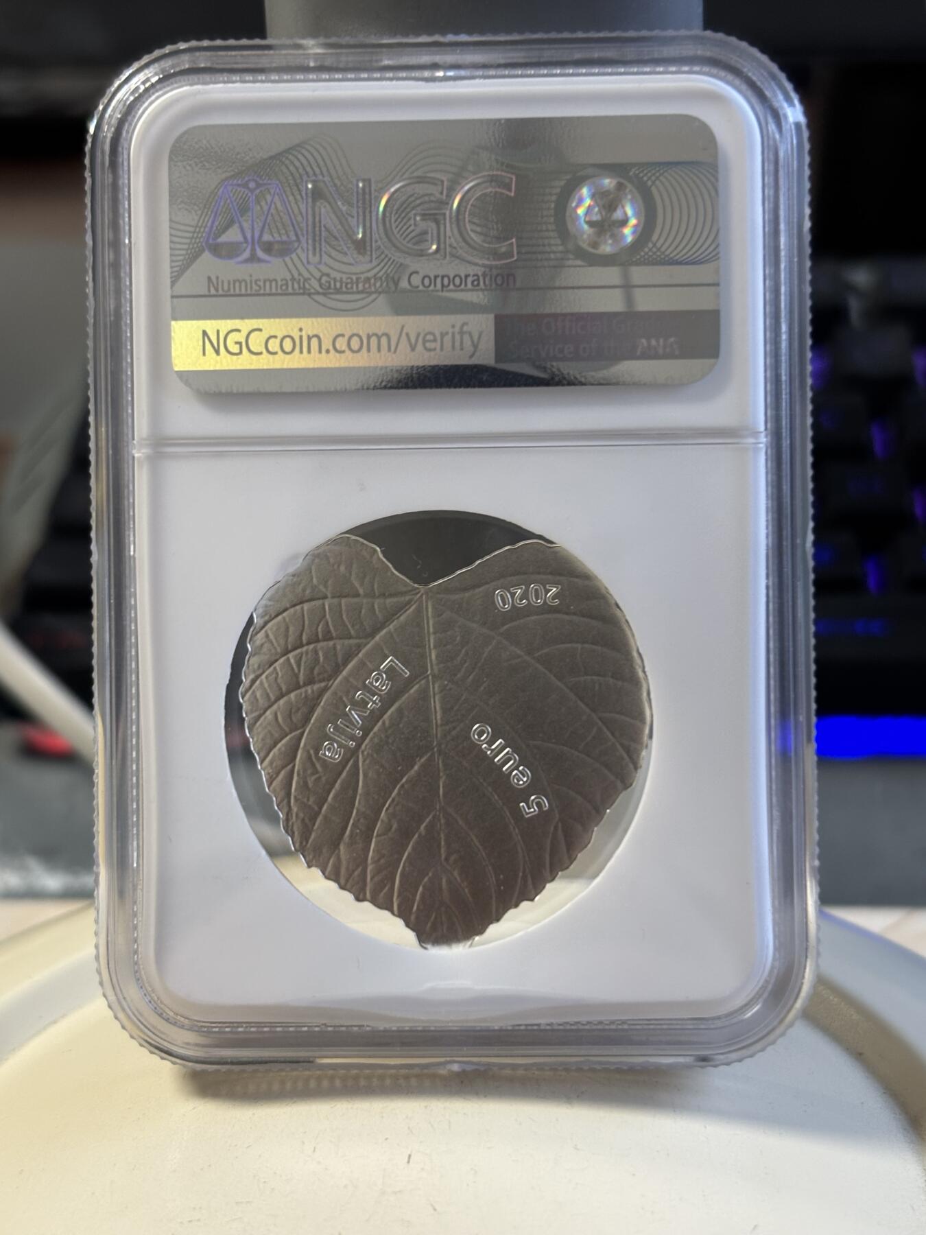 第191期拍卖 拉脱维亚2020年菩提叶异形纪念银币NGC-PF70首，925银，18.13克，发行量5000枚