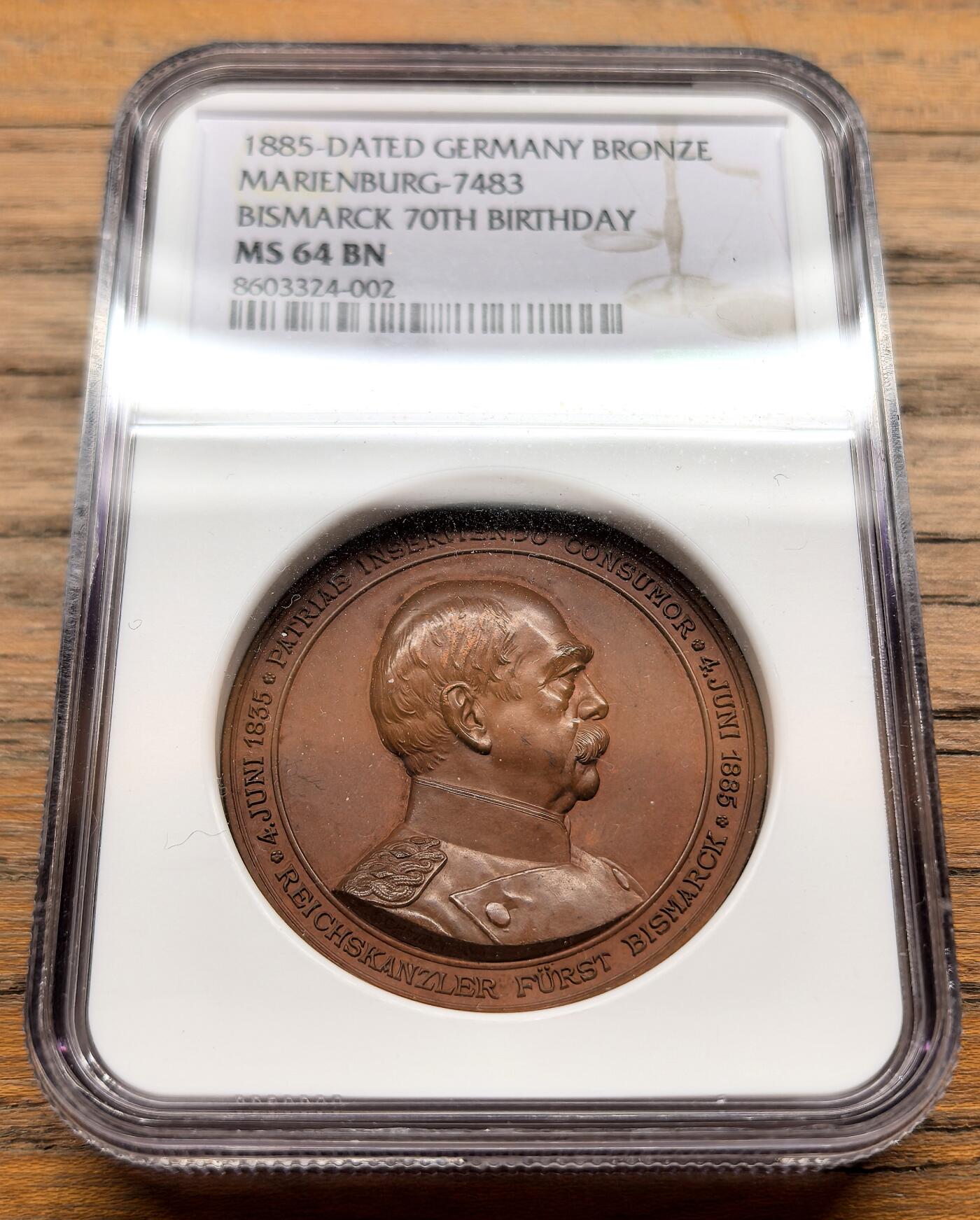 此心安处是吾乡·凡希社世界钱币微拍第三百二十期 1885德国俾斯麦70大寿纪念铜章NGC-MS64，正面俾斯麦戎装像，背面为俾斯麦家族纹章及家族格言“IN TRINITATE ROBUR”（三位一体即力量），铜光厚重温润，品相卓越。