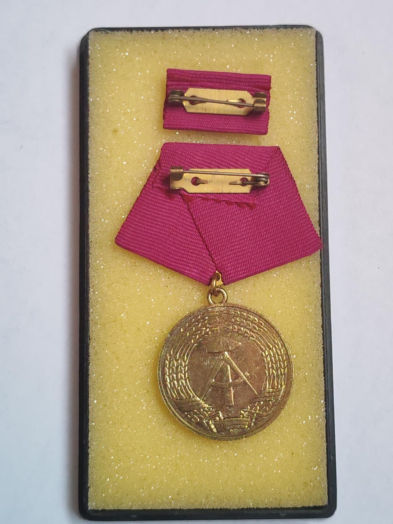 韵星假日军品类拍卖第43期 -- Rimey Holidays Militaria Auction 43 民主德国消防功绩奖章带原盒略 高等级奖章 保存完好