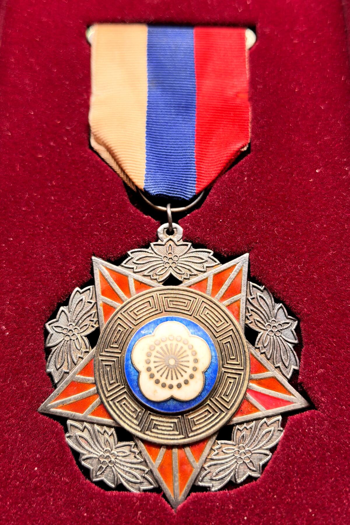 此心安处是吾乡·凡希社世界钱币微拍第三百二十期 民国陆海空甲种一等银质奖章，保存状态良好，附阎锡山蒋中正佩戴此奖章相片两张。陆海空军奖章分为甲种和乙种，甲种颁发给校等以上的军官，乙种颁发给尉等以下的官兵，初次颁发二等奖章，再次授奖时则颁发一等奖章，并依需要以星加缀。