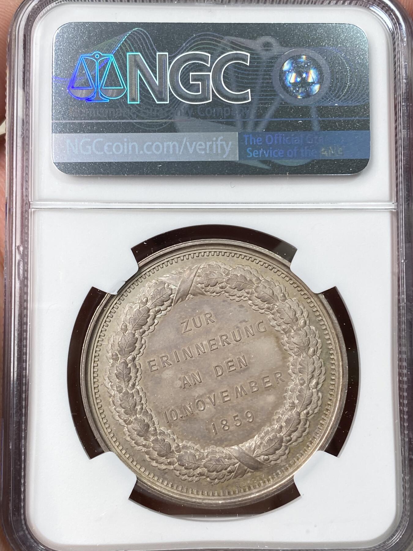 万国钱币拍卖第062期 NGC MS63 1859年德国席勒诞辰百年纪念大银章 NGC唯一评级记录冠军分 罕见珍稀品种 精铸工艺强镜面 高浮雕细节人物栩栩如生 实物通体火烧云金彩非常漂亮
