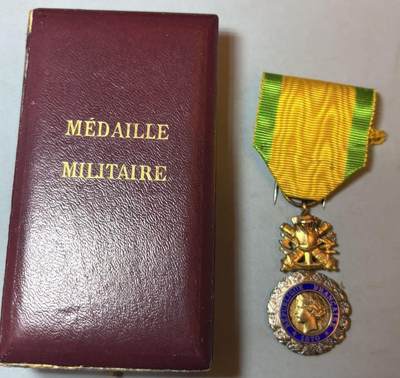 盛世勋华——号角文化勋章邮票专场拍卖第307期 - 法国军事奖章 三共银版 带银标 带原盒 总重21克