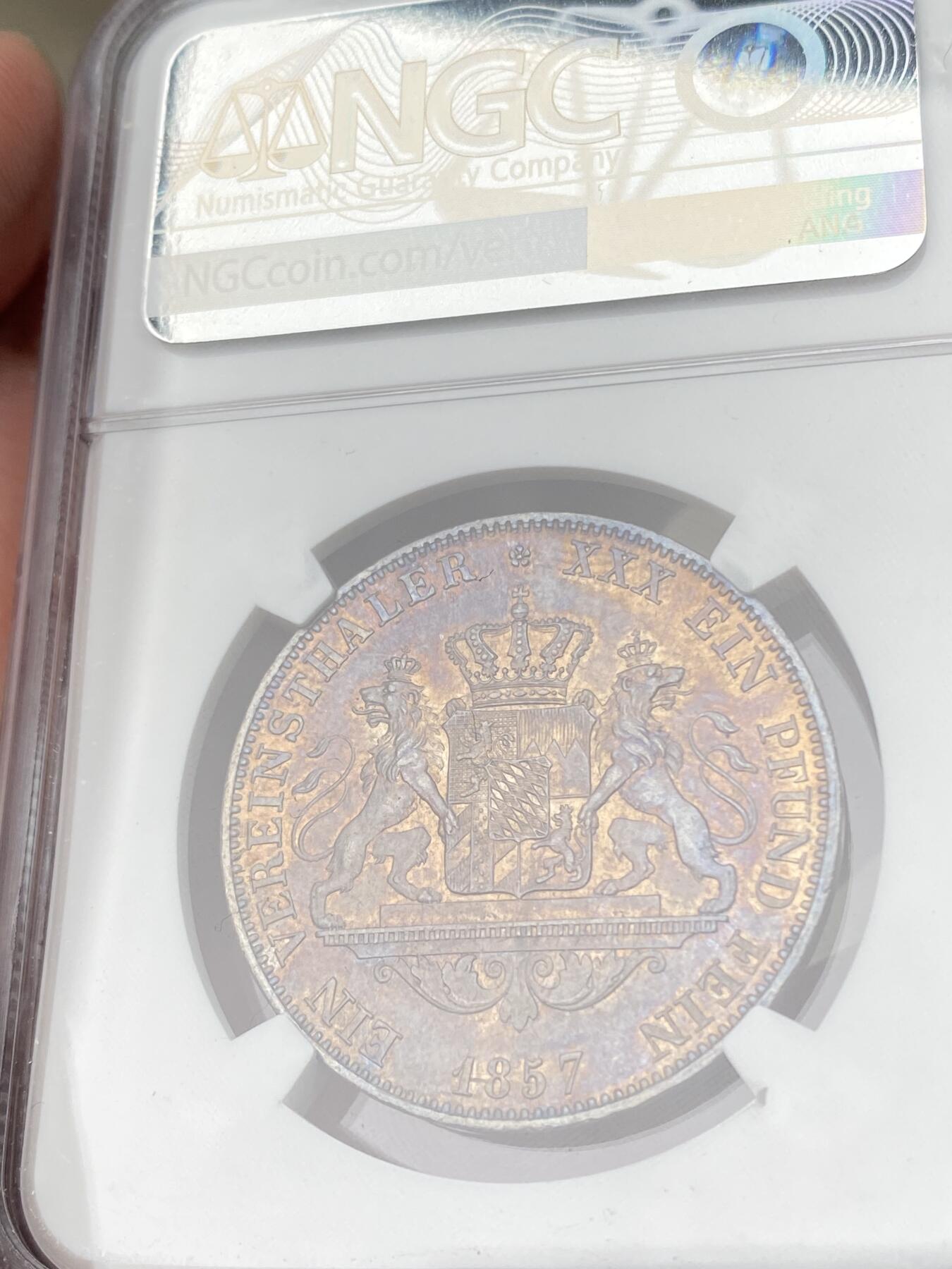 万国钱币拍卖第062期 NGC MS63 1857年德国巴伐利亚马克西米利安二世双狮纹章流通1泰勒 绚丽欧陆油画五彩包浆也掩盖不住的底光迸发  难度不小的流通品种收藏级