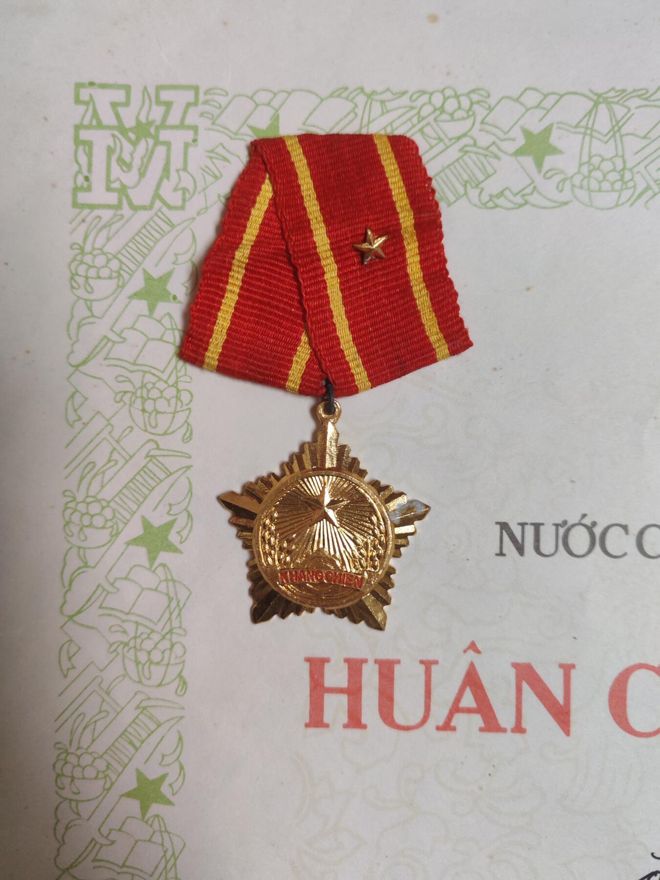 韵星假日军品类拍卖第43期 -- Rimey Holidays Militaria Auction 43 越南社会主义共和国三级抗战勋章实发带大证书 保存完好 越战事迹（上期被鸽）