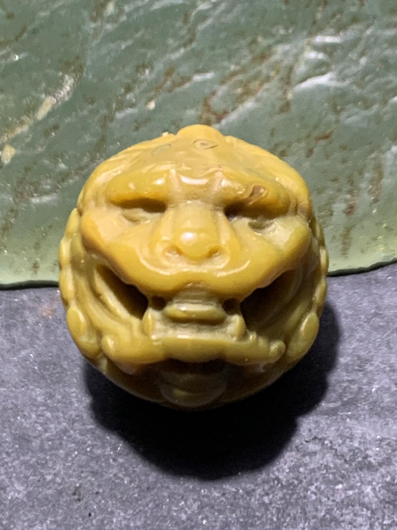 精美战国红玛瑙手工雕刻瑞兽圆珠一颗！