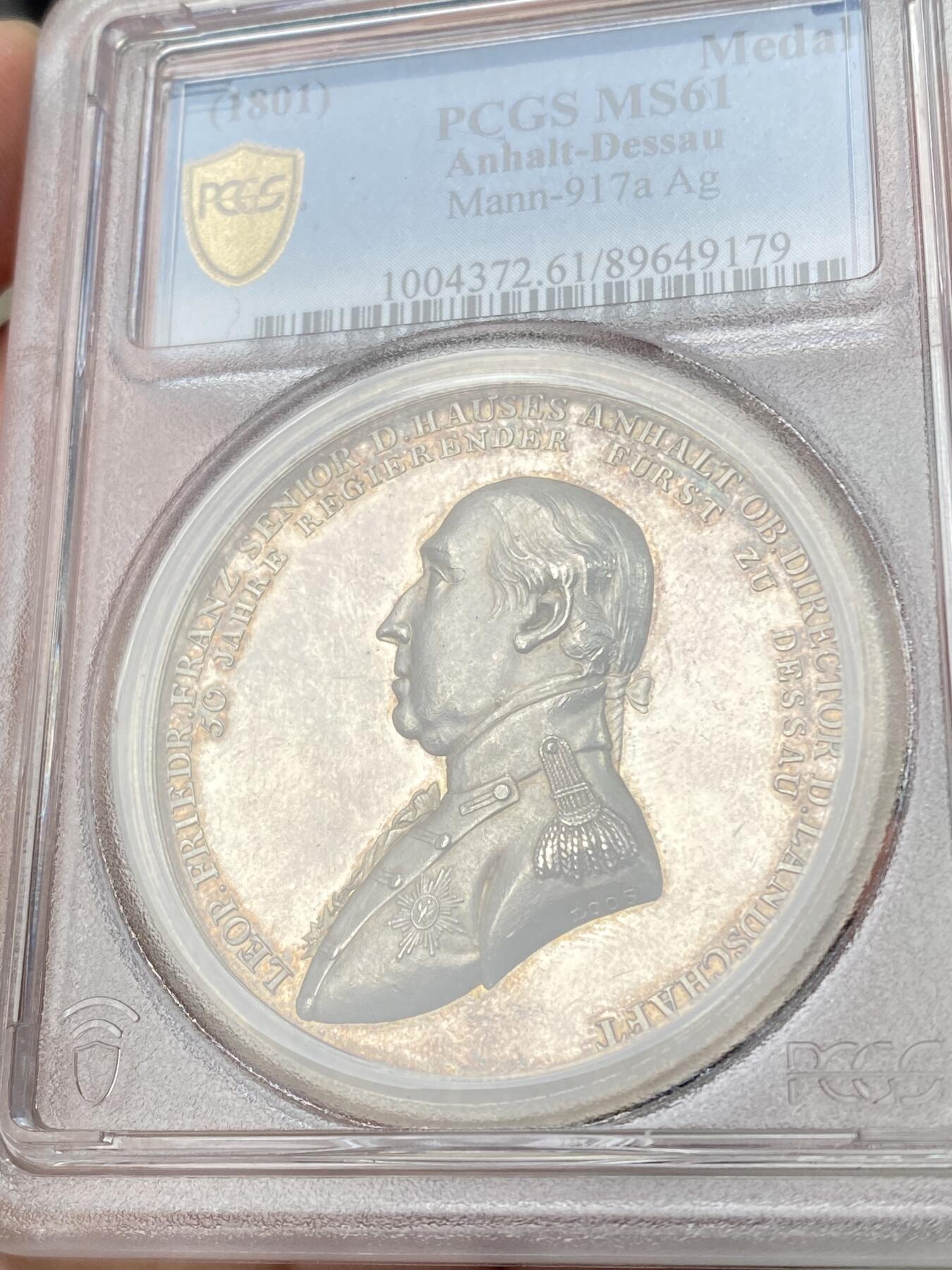 万国钱币拍卖第062期 PCGS MS61 1801年德国安哈尔特-德邵公国利奥波德·弗里德里希·弗兰茨公爵执政50周年纪念大银章 罕见德国小邦高浮雕名誉品种 背面密涅瓦女神手扶德邵盾徽 代表安哈尔特的棕熊卧在女神旁 淡金彩PCGS唯一冠军分 44.11MM 33.6G