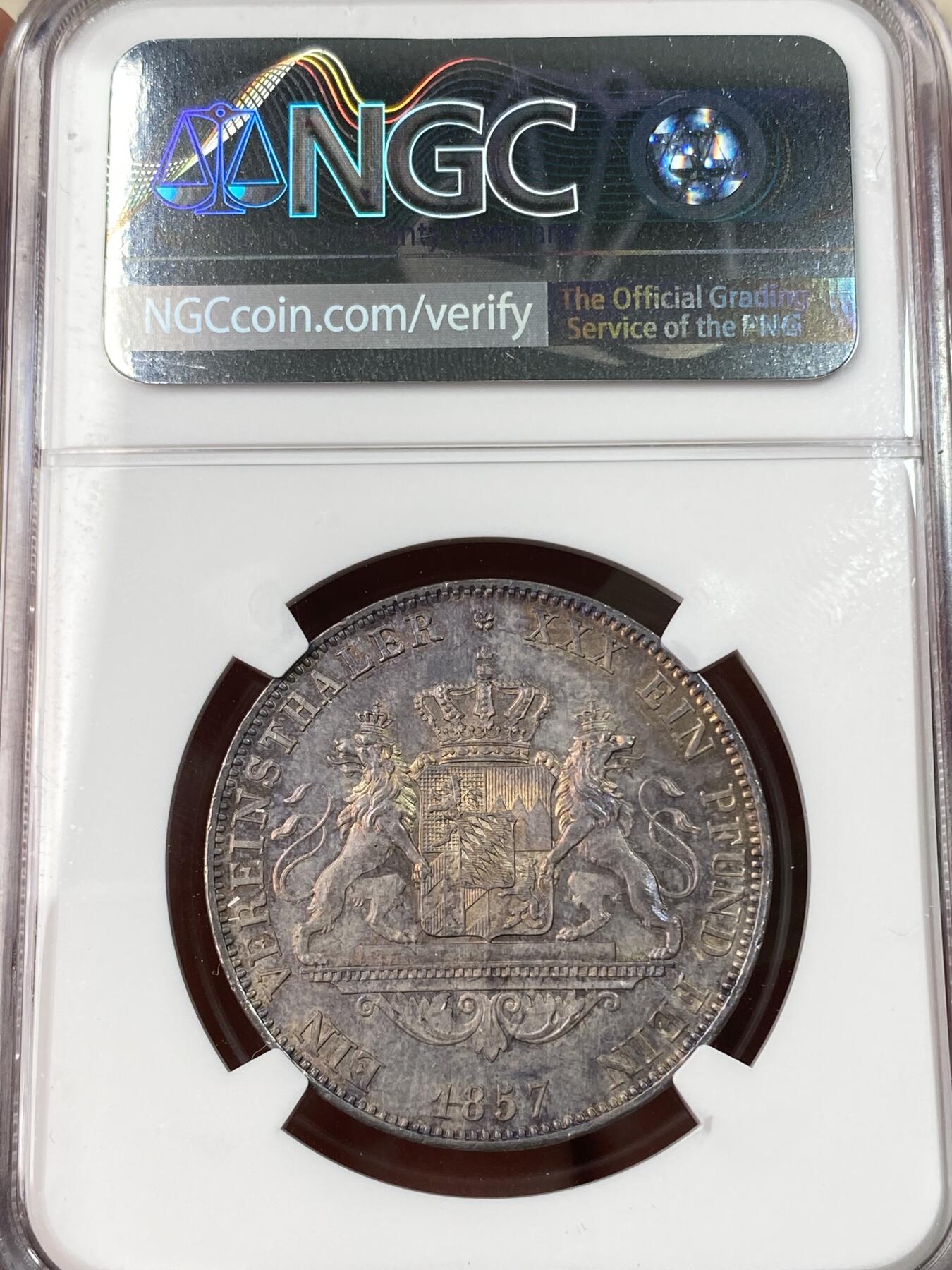 万国钱币拍卖第062期 NGC MS63 1857年德国巴伐利亚马克西米利安二世双狮纹章流通1泰勒 绚丽欧陆油画五彩包浆也掩盖不住的底光迸发  难度不小的流通品种收藏级