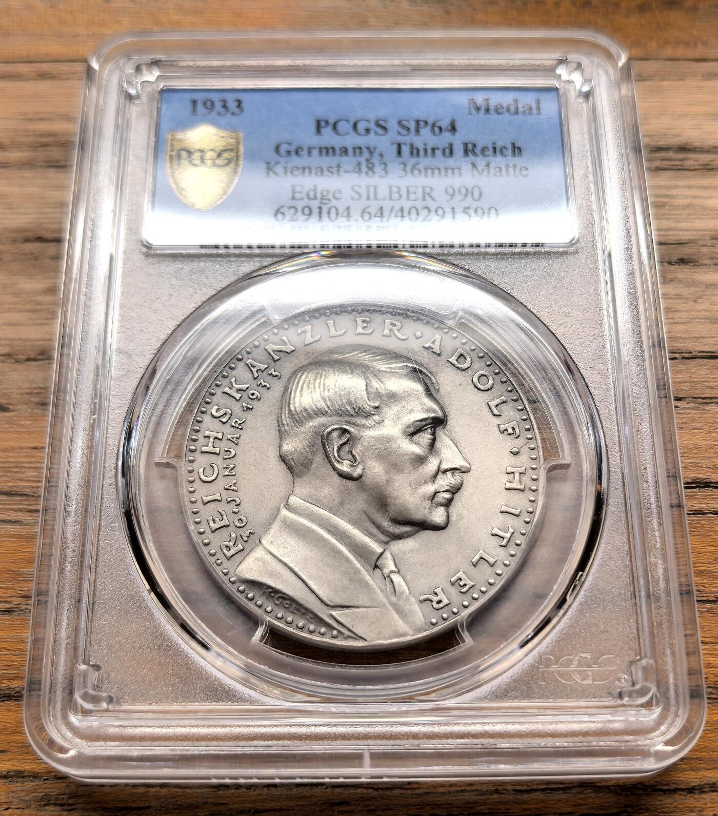 此心安处是吾乡·凡希社世界钱币微拍第三百二十期 【PCGS唯一冠军】卡尔哥茨名章：1933德国新总理当选及国会选举纪念银章PCGS-SP64，纪念国家社会主义德意志工人党在1933年的政治胜利，背图描绘了一位冲锋队员高举火炬与旗帜，象征着觉醒与胜利。（附视频）