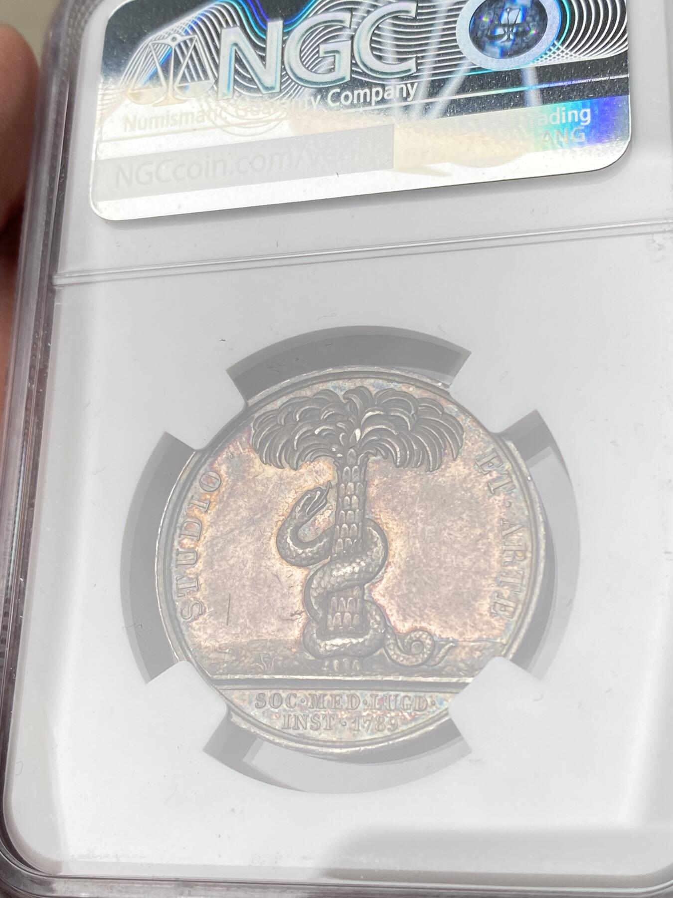 万国钱币拍卖第062期 NGC MS62 “1789年”（实际1832-41年）法国里昂医学会银质代币 巴黎造币厂铸 正面希波克拉底半身像右 反面缠绕着蛇的棕榈树 彩虹色包浆极美 30MM