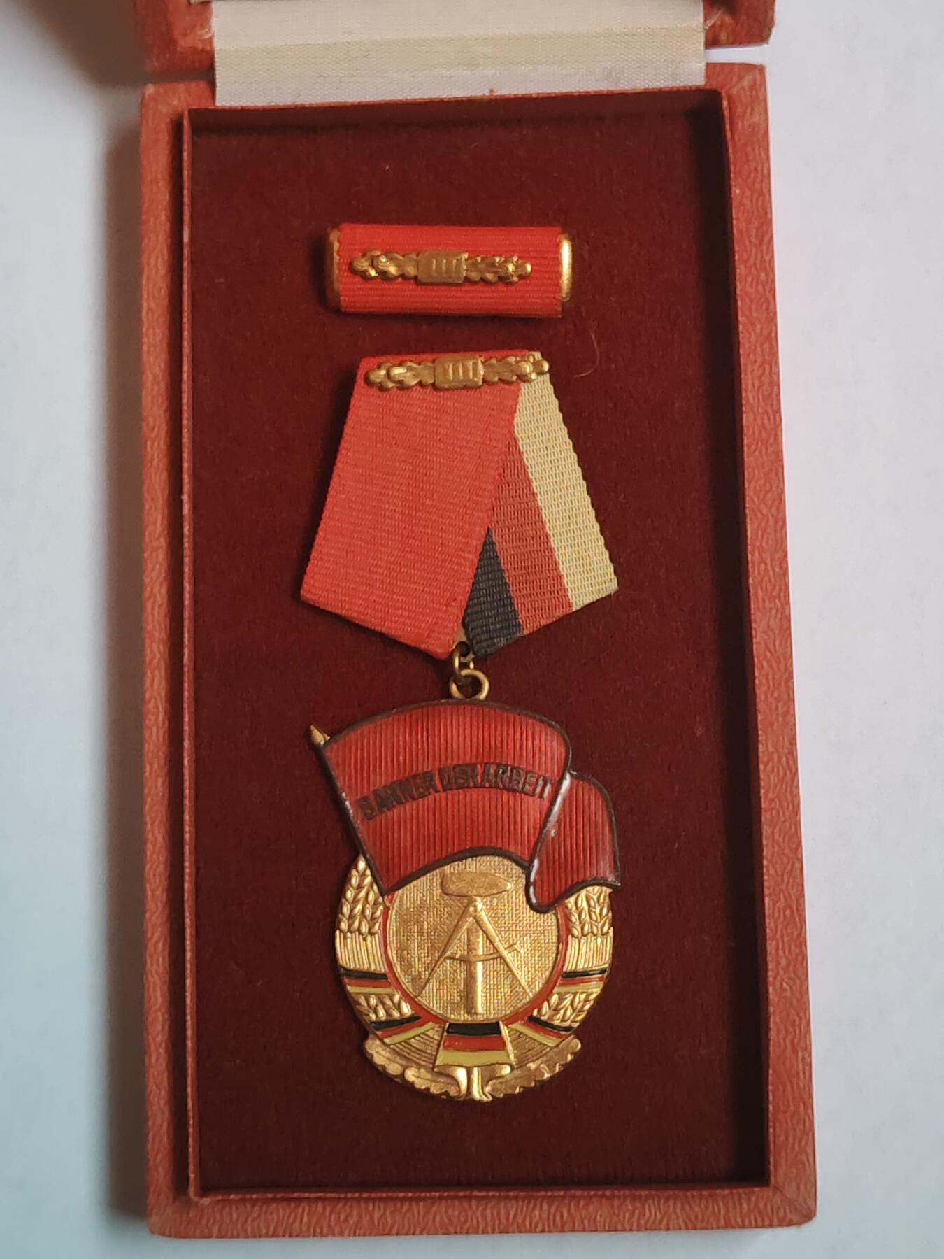 韵星假日军品类拍卖第43期 -- Rimey Holidays Militaria Auction 43 民主德国三级劳动红旗勋章带盒带略一套 好品