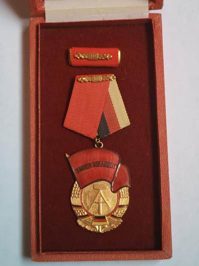韵星假日军品类拍卖第43期 -- Rimey Holidays Militaria Auction 43 - 民主德国三级劳动红旗勋章带盒带略一套 好品