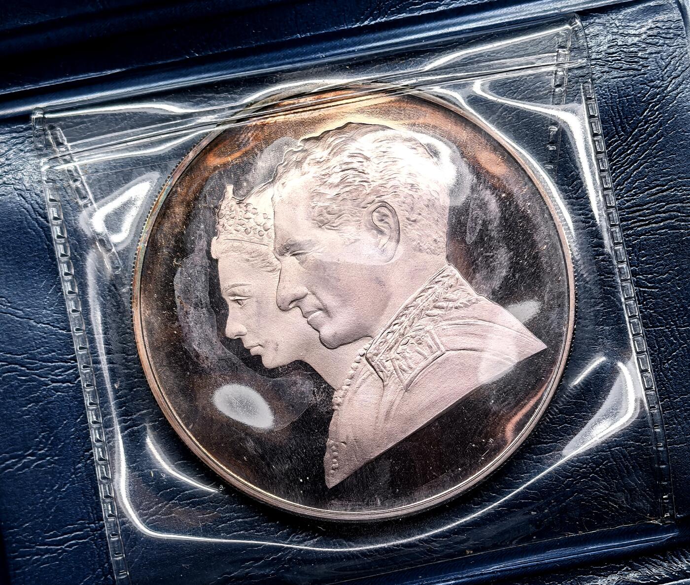 此心安处是吾乡·凡希社世界钱币微拍第三百二十期 1971伊朗巴列维夫妇200R大银精铸，边缘有自然氧化形成的紫金包浆，全喷砂镜面，品相一流，附独立包装的小皮夹证书。