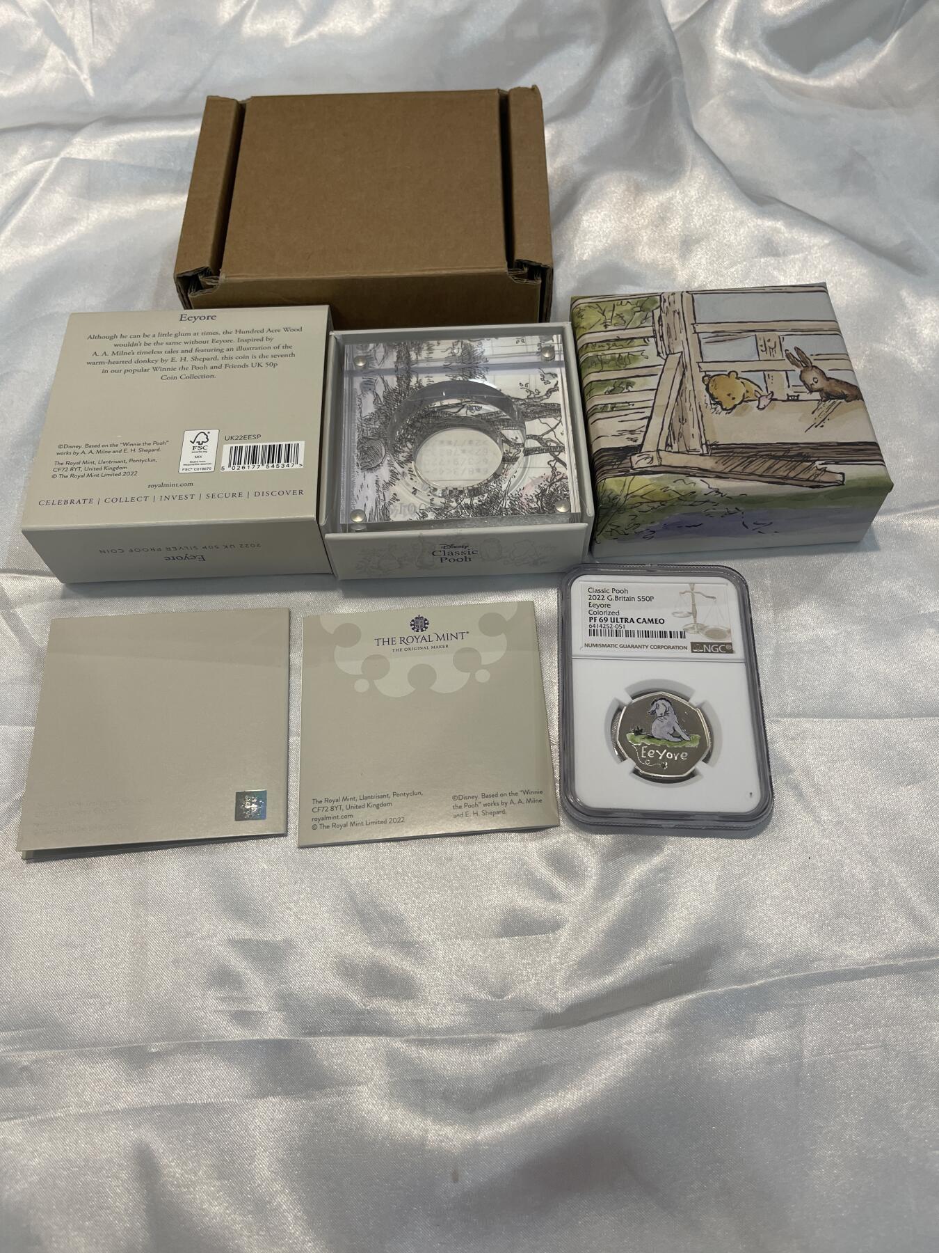 2022年英国皇家造币厂迪士尼经典小熊维尼系列Eeyore银币，50便士彩色精制，NGC评级PF69 ，带原装盒证书，限量发行收藏佳品！