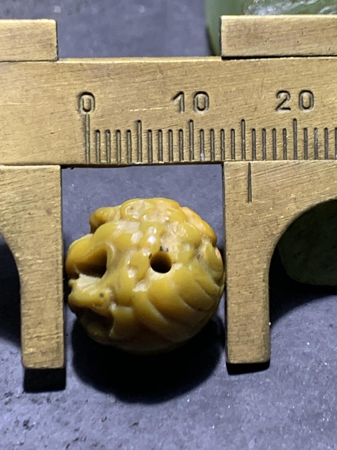 精美战国红玛瑙手工雕刻瑞兽圆珠一颗！