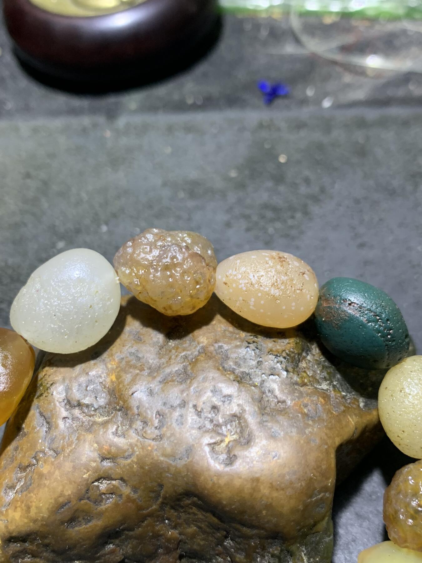 精美阿拉善玛瑙彩珠原石手串一条