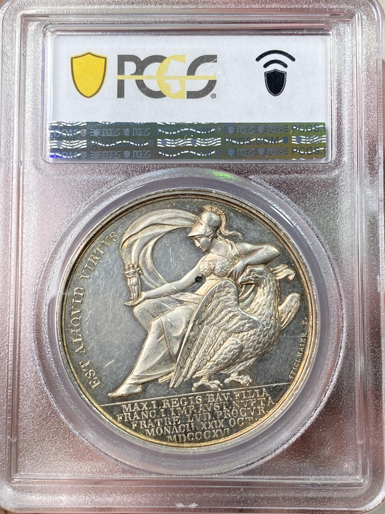 万国钱币拍卖第062期 PCGS SP63 1816年奥地利弗朗茨一世与巴伐利亚公主卡罗琳娜·奥古斯塔结婚纪念大银章 背面帕拉斯端女神坐在帝国鹰旁 手持三位美惠女神献出祝福 41MM 29.2G 极美淡金彩环绕 PCGS冠军分收藏级