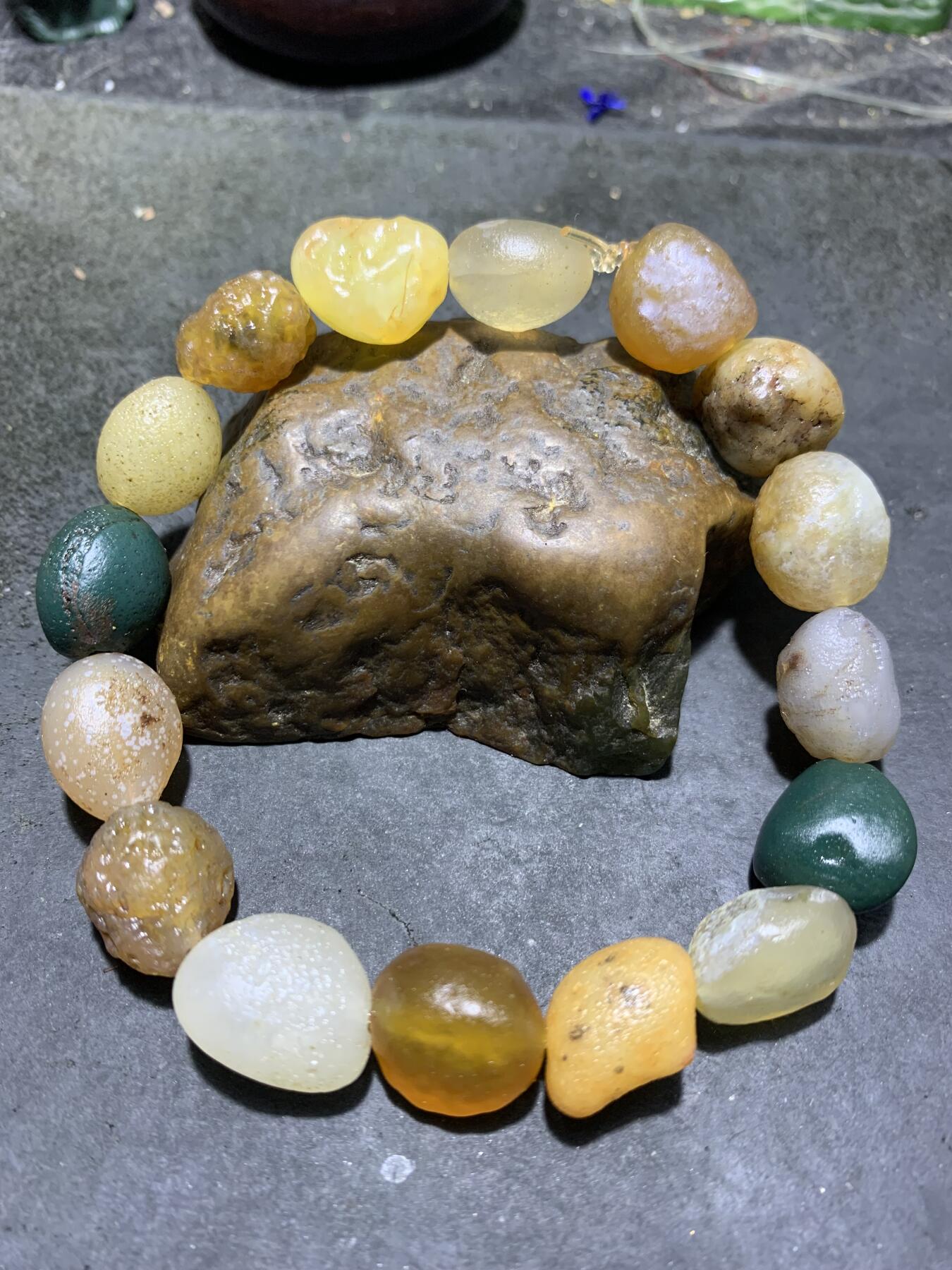 精美阿拉善玛瑙彩珠原石手串一条