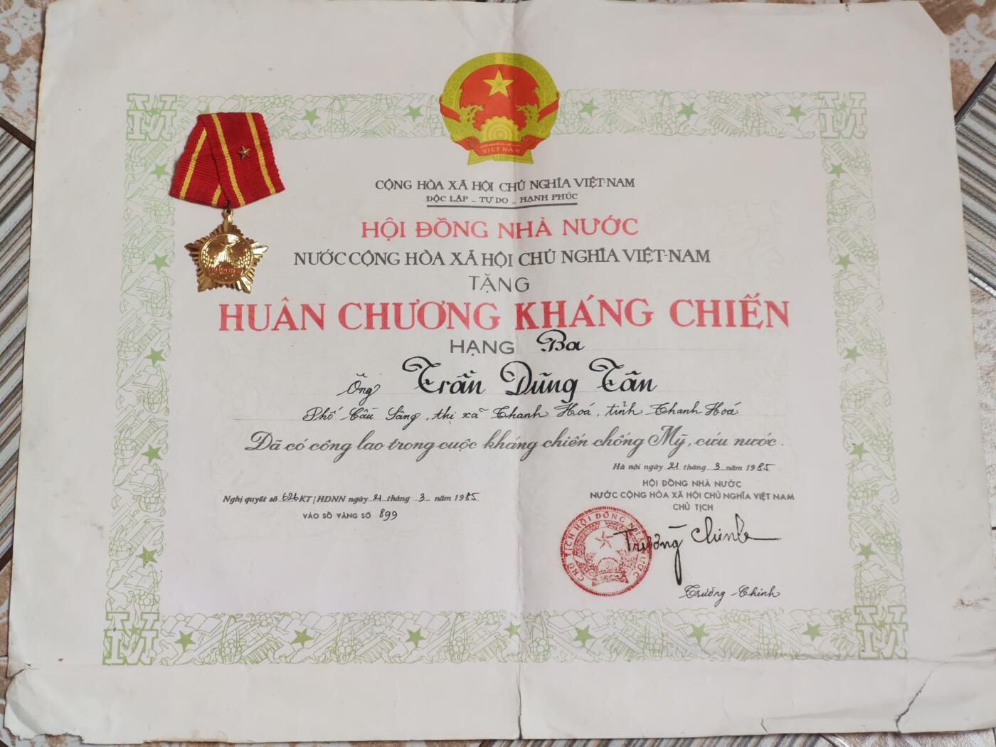韵星假日军品类拍卖第43期 -- Rimey Holidays Militaria Auction 43 越南社会主义共和国三级抗战勋章实发带大证书 保存完好 越战事迹（上期被鸽）