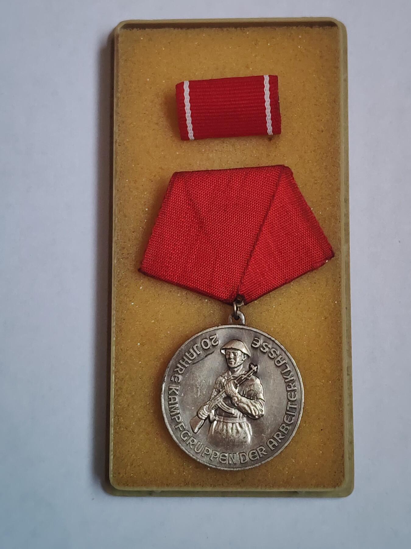 韵星假日军品类拍卖第43期 -- Rimey Holidays Militaria Auction 43 民主德国工人阶级战斗队成立二十周年纪念章带略带原盒 颁发给资深成员 高等级 很厚重
