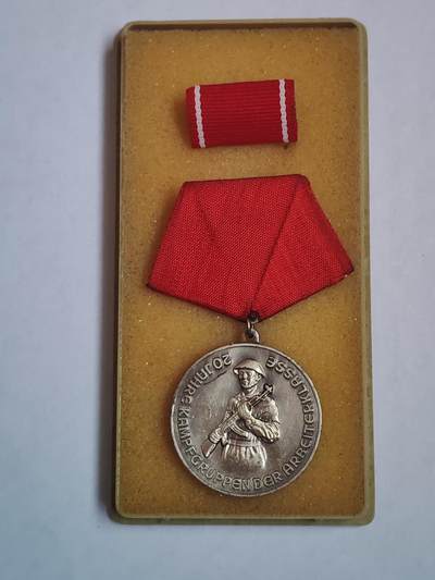 韵星假日军品类拍卖第43期 -- Rimey Holidays Militaria Auction 43 - 民主德国工人阶级战斗队成立二十周年纪念章带略带原盒 颁发给资深成员 高等级 很厚重