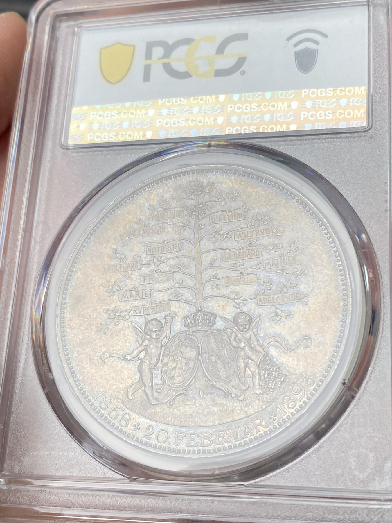 万国钱币拍卖第062期 PCGS SP64 1893年巴伐利亚摄政王利奥波德世子结婚25周年及其子嗣2泰勒型大银章 和利奥波德大桥同系列 可以看作是历史系列的延伸 原味渐变欧陆五彩包浆极美 PCGS亚军分顶级收藏品质