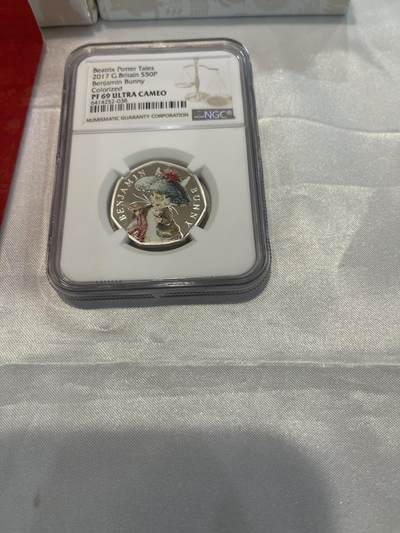 英国2017年彼得兔纪念币，50便士彩色版，NGC评级PF69 Ultra Cameo，带盒带证书，品相全新，币面色彩漂亮，收藏佳品！官方发行，限量发行，带原装盒和证书 英国2017年彼得兔纪念币，50便士彩色版，NGC评级PF69 Ultra Cameo，带盒带证书，品相全新，币面色彩漂亮，收藏佳品！官方发行，限量发行，带原装盒和证书
