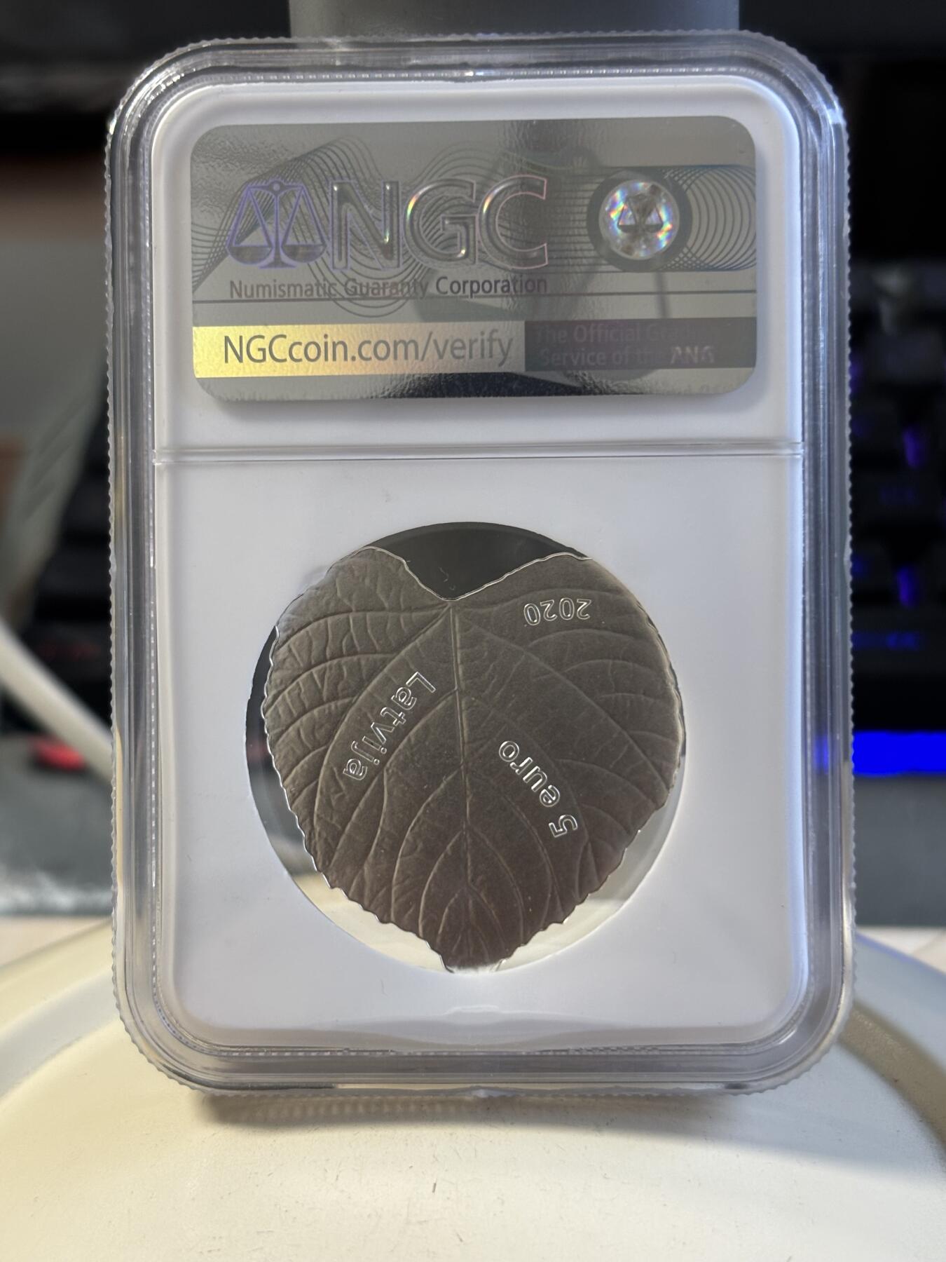 第191期拍卖 拉脱维亚2020年菩提叶异形纪念银币NGC-PF70首，925银，18.13克，发行量5000枚