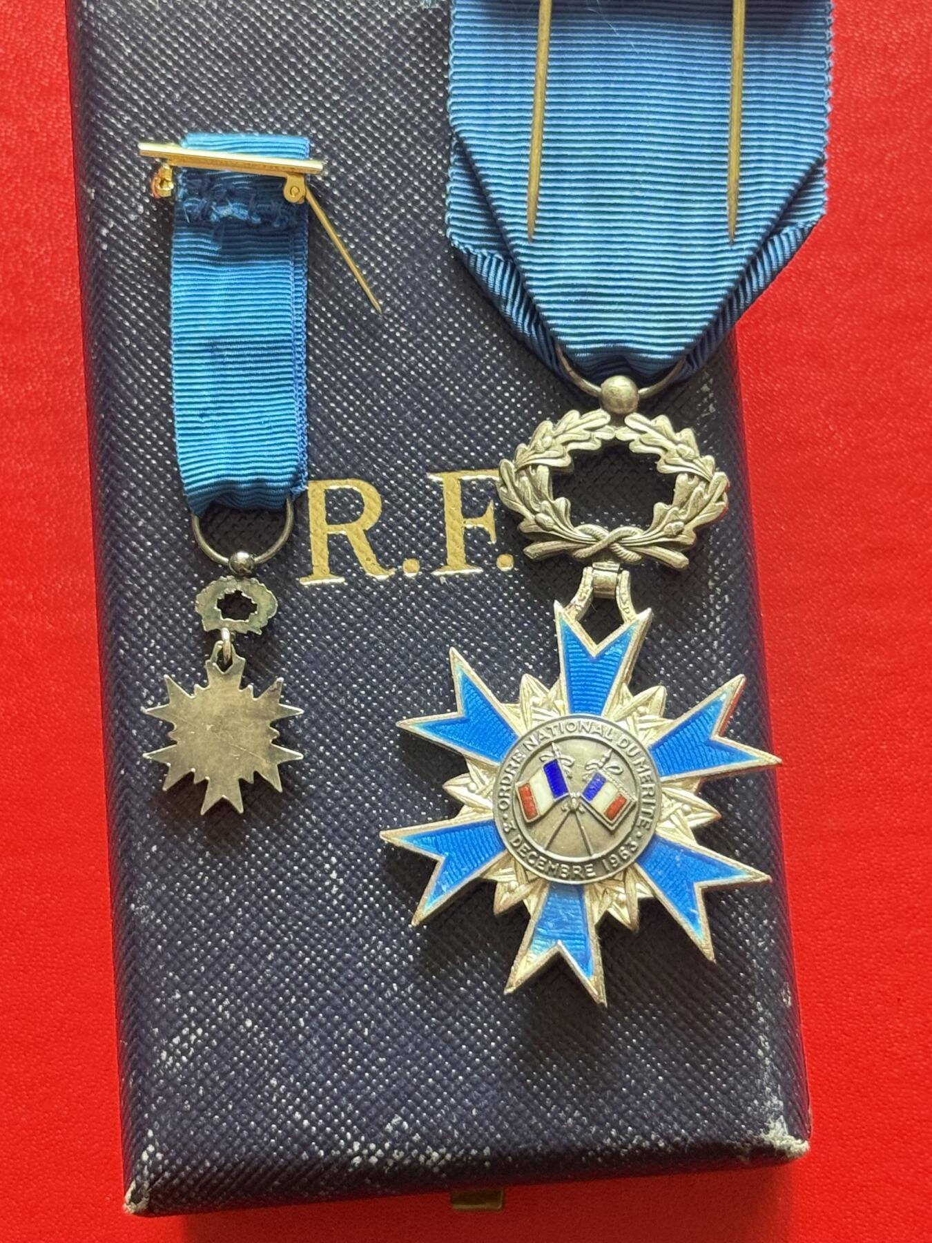 云宸嘉赏-勋臻精藏⭐️年后精品专拍场次🎖 法兰西共和国骑士级国家功勋勋章带mini原盒一套-银制珐琅成色极佳