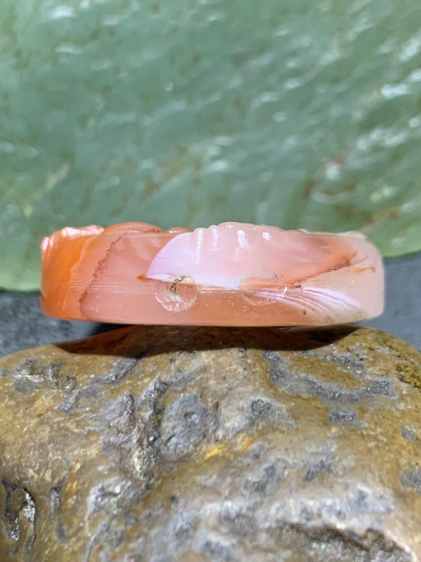 川料红白荔枝冻南红玛瑙雕刻山水意境吊坠一个，