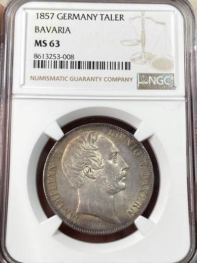 万国钱币拍卖第062期 - NGC MS63 1857年德国巴伐利亚马克西米利安二世双狮纹章流通1泰勒 绚丽欧陆油画五彩包浆也掩盖不住的底光迸发  难度不小的流通品种收藏级