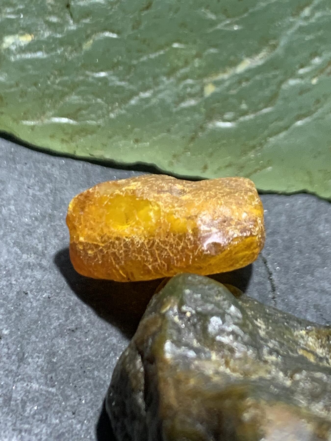 精美天然乌克兰蜜蜡随形原石珠子一颗！