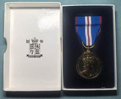 盛世勋华——号角文化勋章邮票专场拍卖第307期 - 英国2002年女王加冕50周年金禧纪念奖章 皇家造币局官发版本  带原盒 