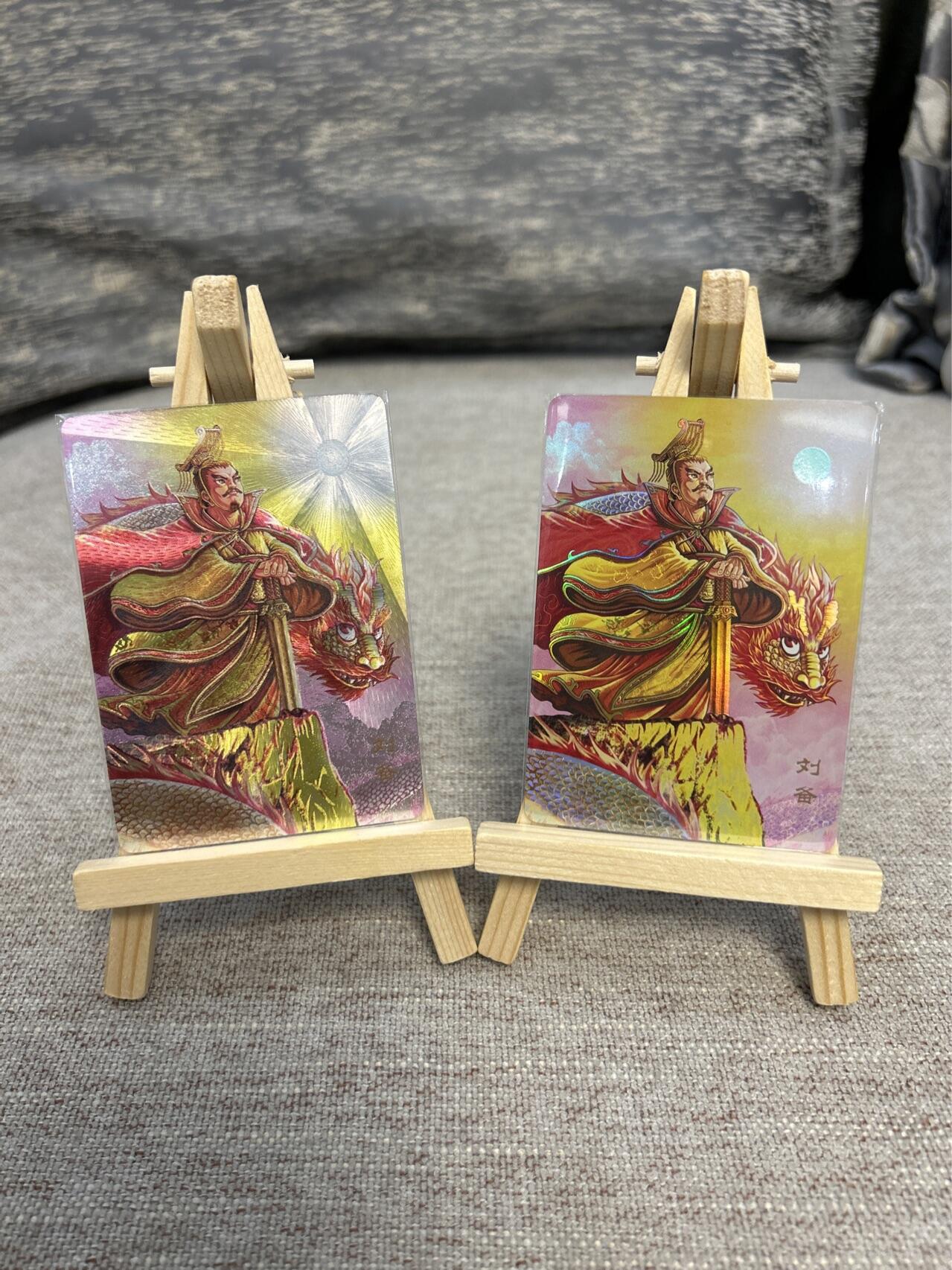 喜灰玩卡拍卖第五期，接拍品0佣金，欢迎送拍，释放现金流，让自己有资金可以购买更多喜欢的卡牌，让别的卡友能淘到更多心仪的卡牌 万享三国斗星录 罗琛老师绘刘备 折光 彩闪 一组两张