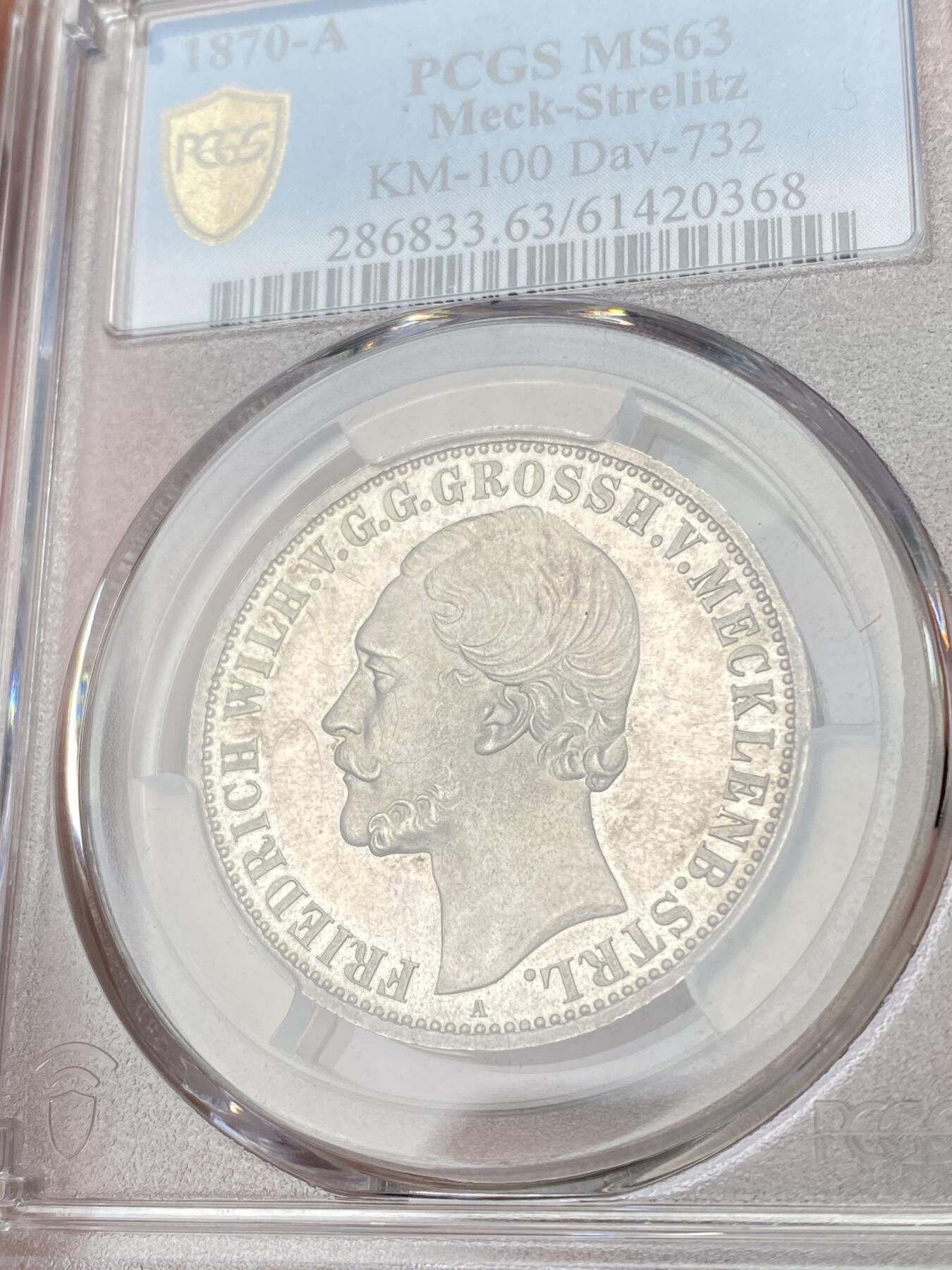 万国钱币拍卖第062期 PCGS MS63 1870年德国梅克伦堡-施特雷利茨流通纹章1泰勒 发行量仅5W枚的高难小邦品种 德系盾徽与嘉德勋章的结合 嘉德勋章环绕着“Honi soit qui mal y pense”“心怀邪念者蒙羞” 欧陆淡彩环绕类镜面喷砂质感 PCGS亚军分更高仅仅2枚 顶级收藏品质