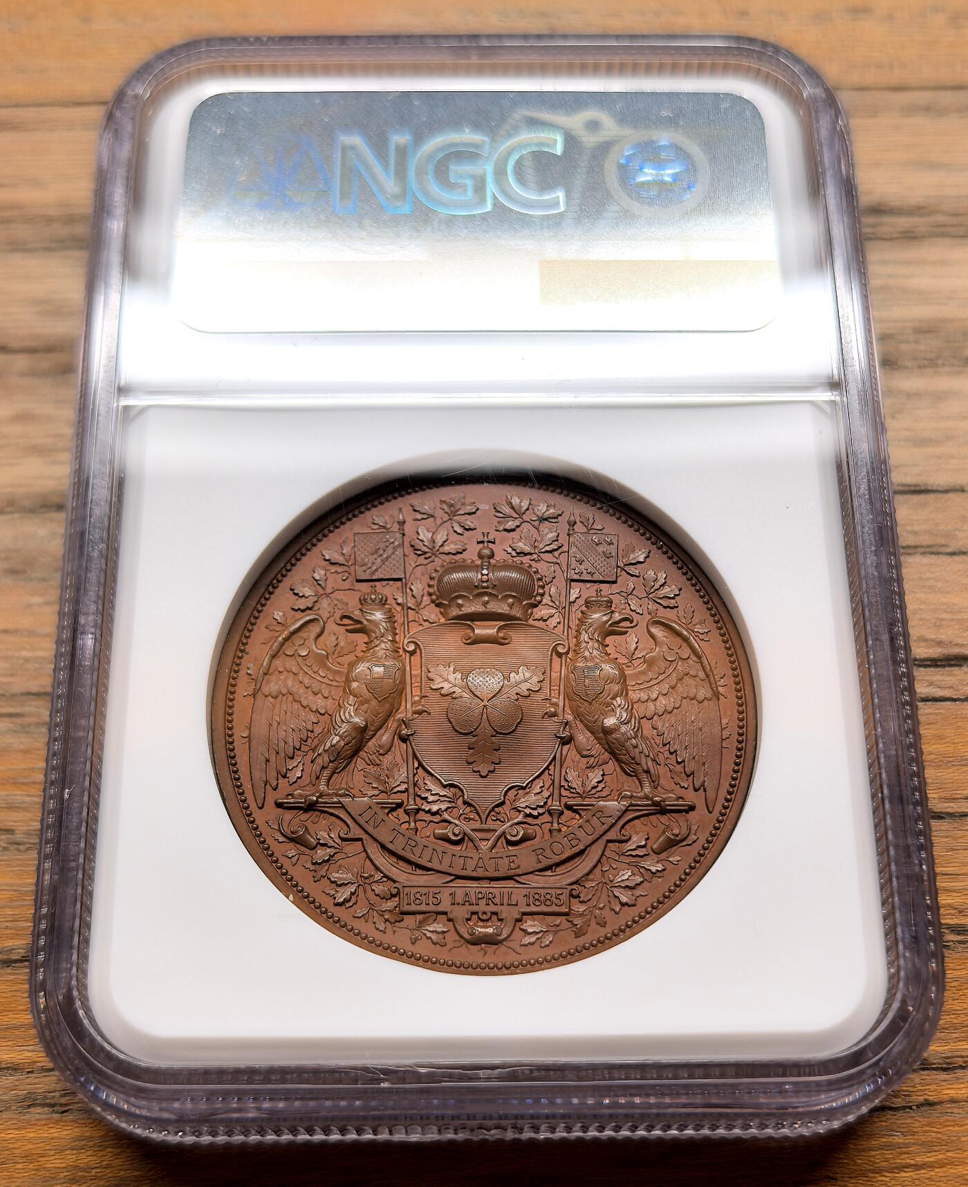 此心安处是吾乡·凡希社世界钱币微拍第三百二十期 1885德国俾斯麦70大寿纪念铜章NGC-MS64，正面俾斯麦戎装像，背面为俾斯麦家族纹章及家族格言“IN TRINITATE ROBUR”（三位一体即力量），铜光厚重温润，品相卓越。