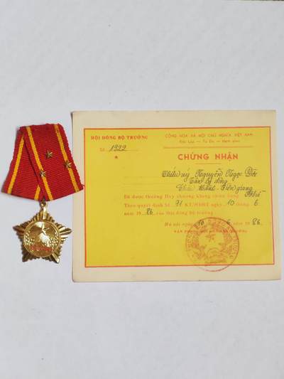 韵星假日军品类拍卖第43期 -- Rimey Holidays Militaria Auction 43 - 越南社会主义共和国一级抗战勋章带证，抗美越战事迹