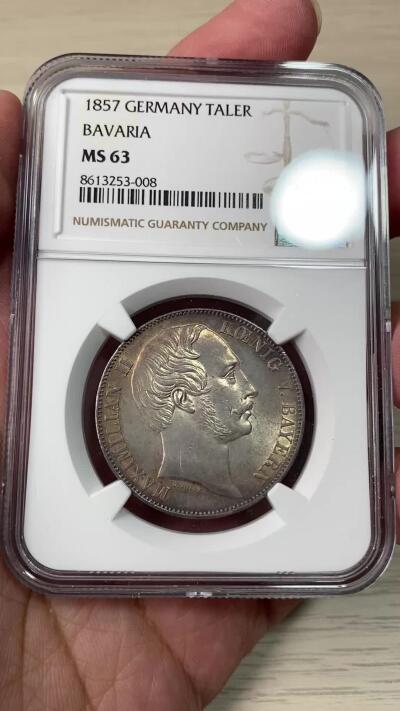 万国钱币拍卖第062期 NGC MS63 1857年德国巴伐利亚马克西米利安二世双狮纹章流通1泰勒 绚丽欧陆油画五彩包浆也掩盖不住的底光迸发  难度不小的流通品种收藏级