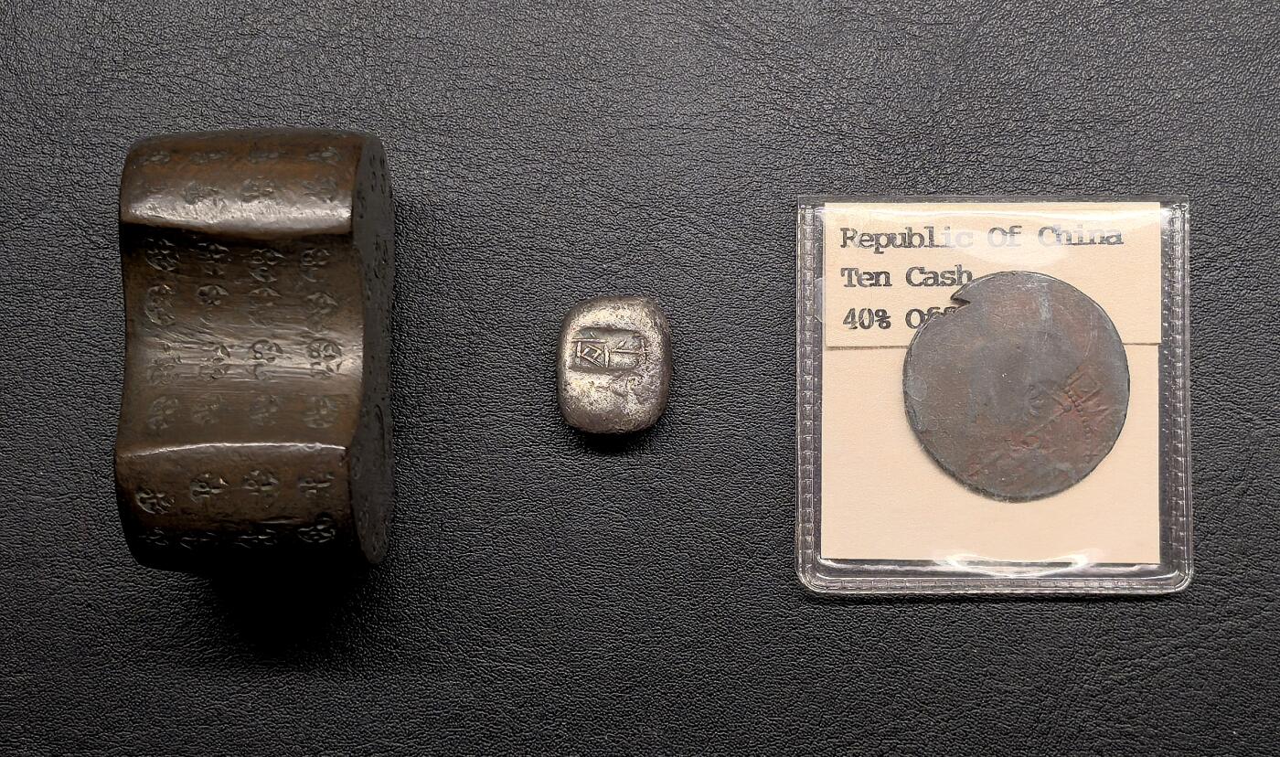 此心安处是吾乡·凡希社世界钱币微拍第三百二十期 日本江户后藤分铜十两铜砝码、银豆与民国当十铜元错版三件一组。砝码为典型的束腰银锭形，表面钤后藤家花押与卯辰等地支戳记，是当时官方标准砝码，砝码实测374.02g，银豆实测12.28g。