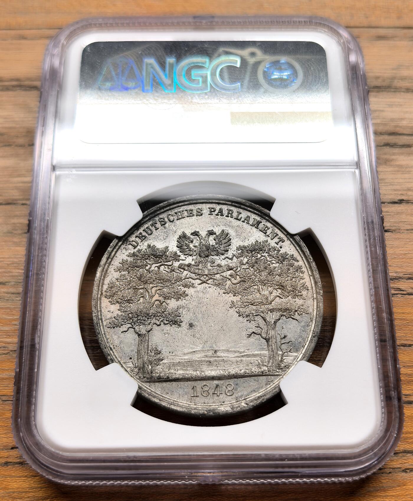 此心安处是吾乡·凡希社世界钱币微拍第三百二十期 1848德国法兰克福国民议会纪念锡章NGC-MS62，象征德意志的双头鹰居于两颗橡树之间，记录德国统一的重大历史题材。