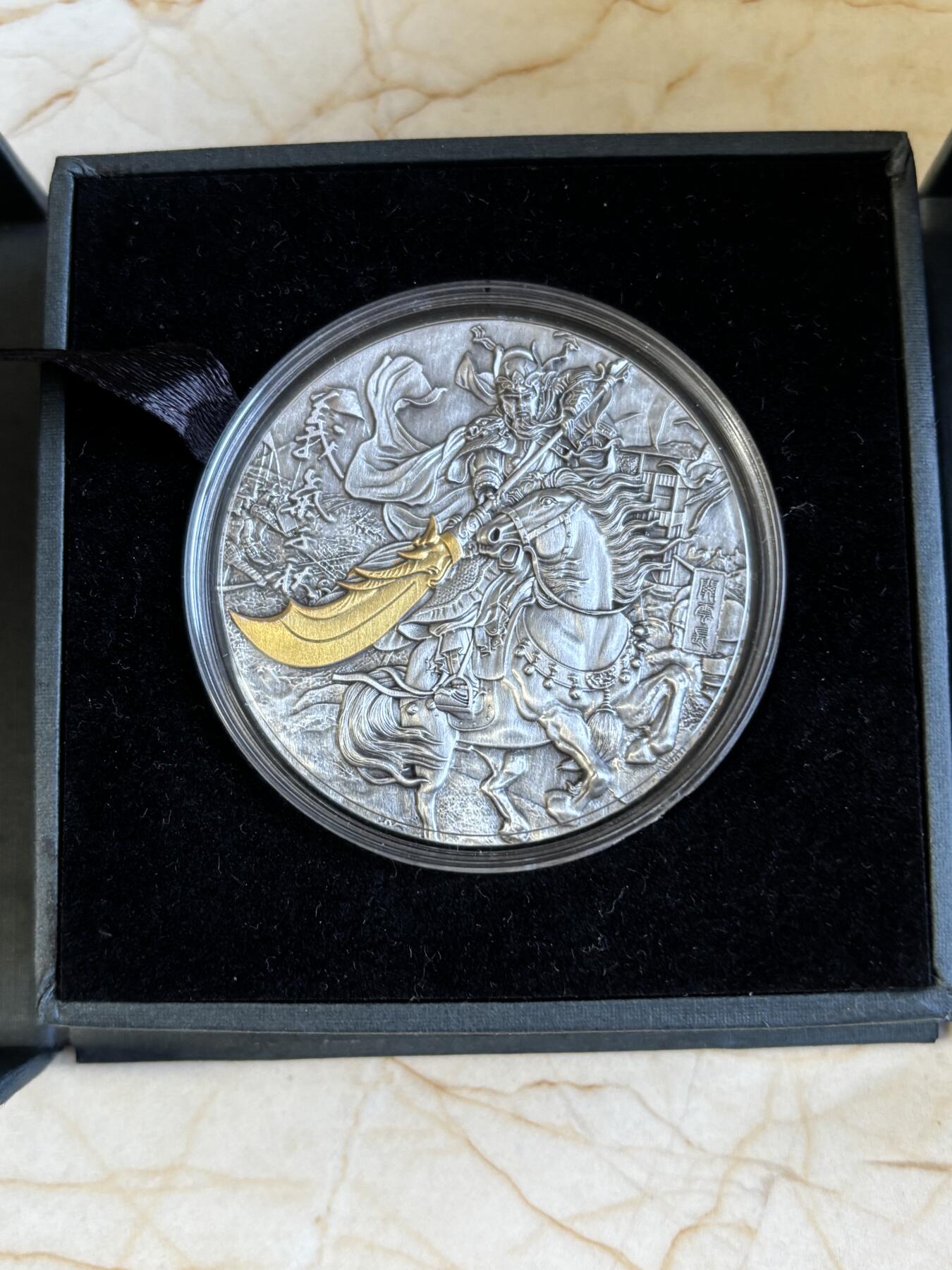 第191期拍卖 加纳2019年世界名将系列1关羽高浮雕2盎司镀金纪念银币带盒不带证书，999银，发行500枚，盒子有破损，