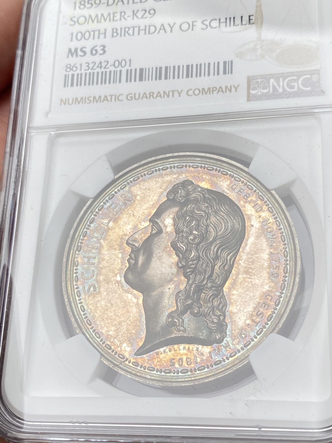 万国钱币拍卖第062期 NGC MS63 1859年德国席勒诞辰百年纪念大银章 NGC唯一评级记录冠军分 罕见珍稀品种 精铸工艺强镜面 高浮雕细节人物栩栩如生 实物通体火烧云金彩非常漂亮