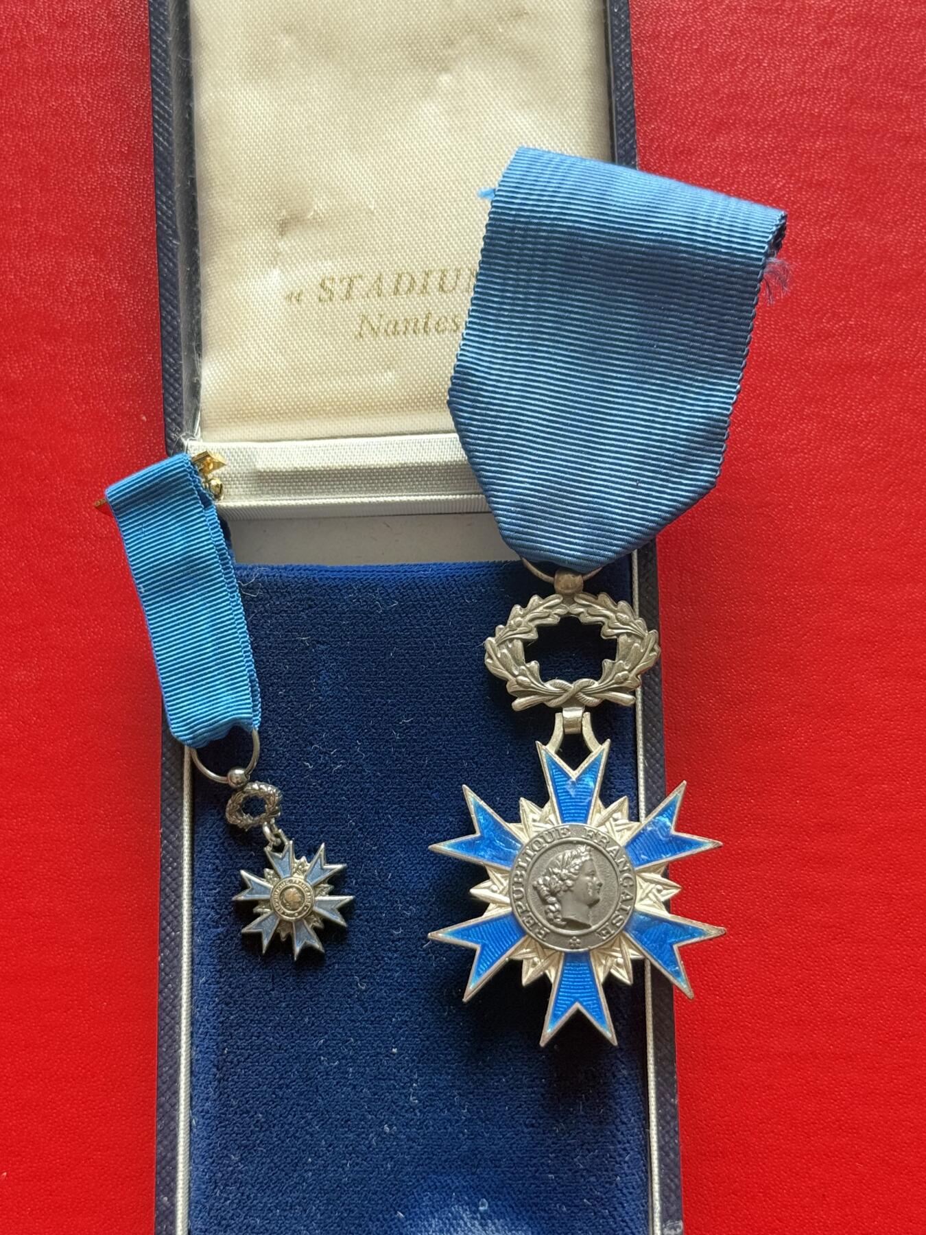 云宸嘉赏-勋臻精藏⭐️年后精品专拍场次🎖 法兰西共和国骑士级国家功勋勋章带mini原盒一套-银制珐琅成色极佳