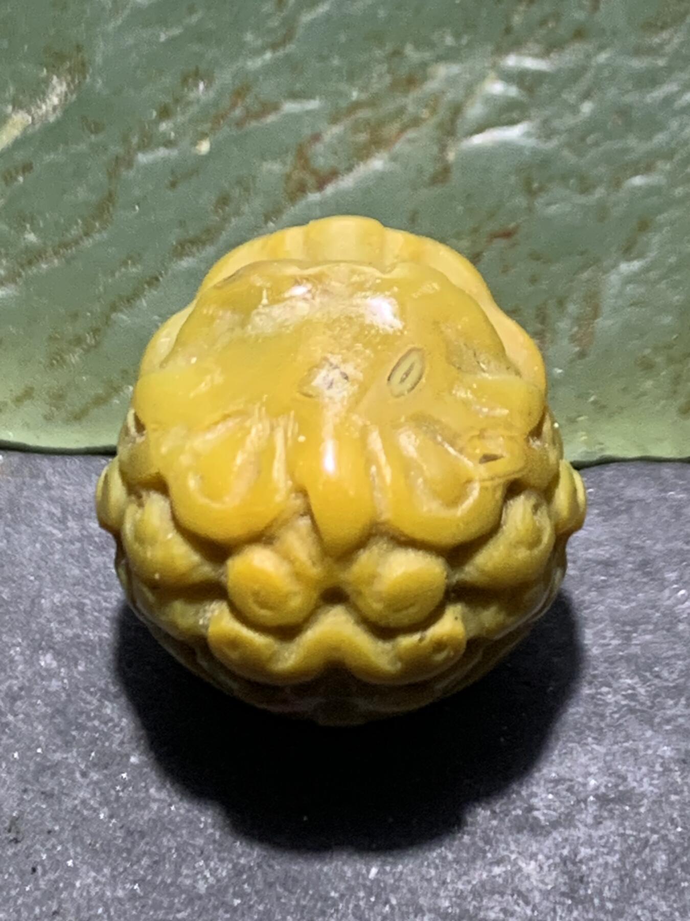 精美战国红玛瑙手工雕刻瑞兽圆珠一颗！