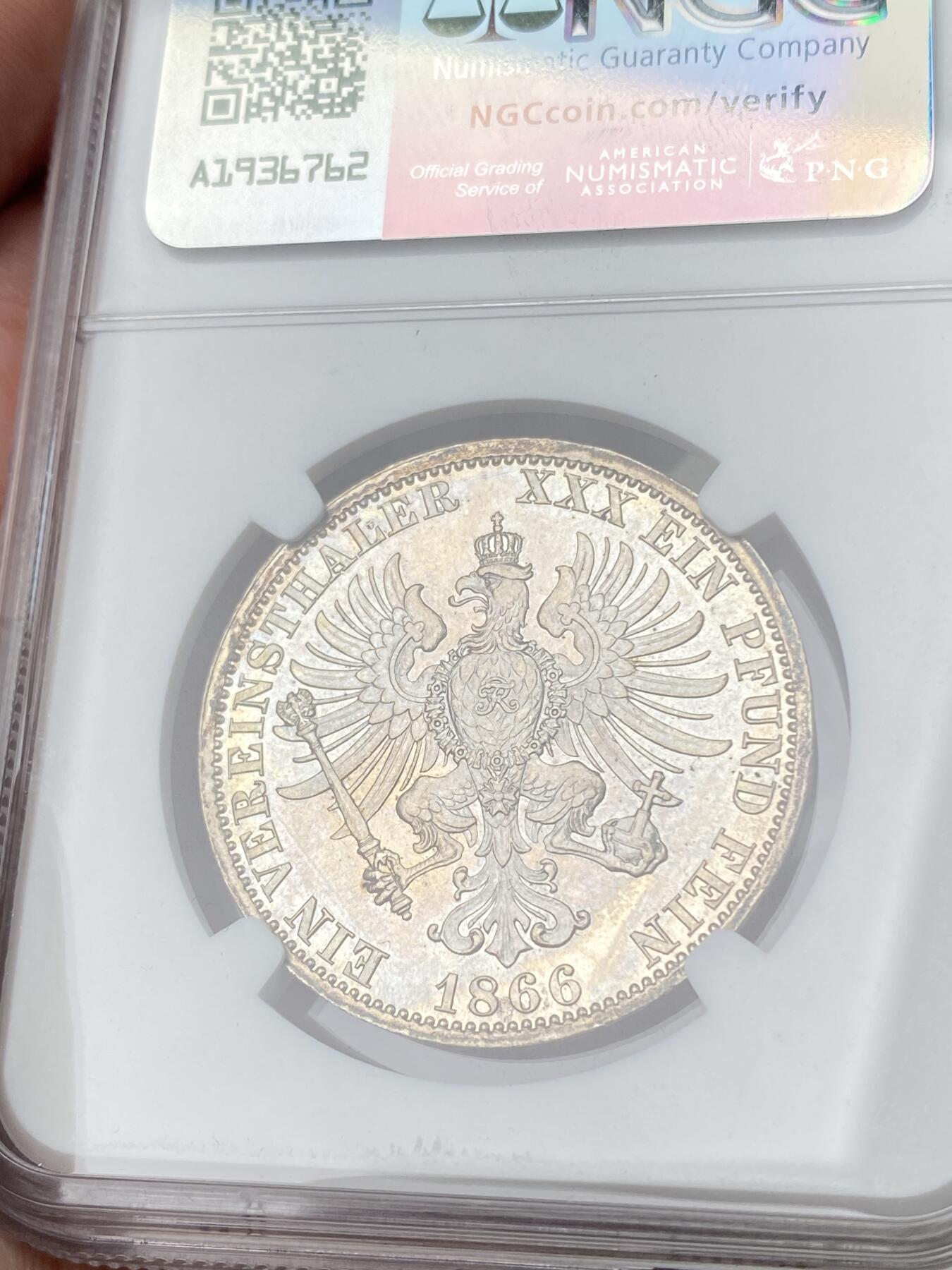 万国钱币拍卖第062期 NGC MS64 1866年德国普鲁士威廉一世普奥战争胜利泰勒 全深打香槟金渐变五彩裹身 超炫银霜耀眼原光 高浮雕喷砂质感极美 顶级收藏品质