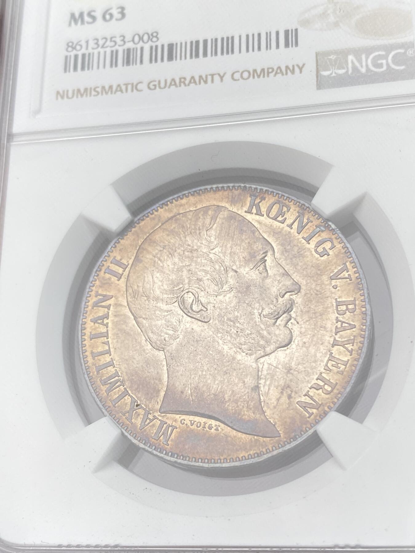 万国钱币拍卖第062期 NGC MS63 1857年德国巴伐利亚马克西米利安二世双狮纹章流通1泰勒 绚丽欧陆油画五彩包浆也掩盖不住的底光迸发  难度不小的流通品种收藏级