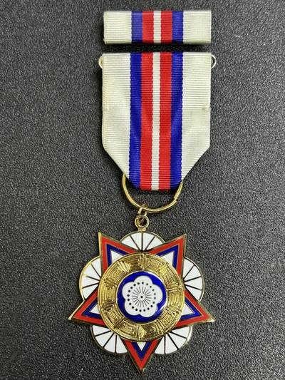 西秦中古拍卖第七十九期  - 民国乙种一级陆海空军奖章 带勋略 实发带编号 退台后