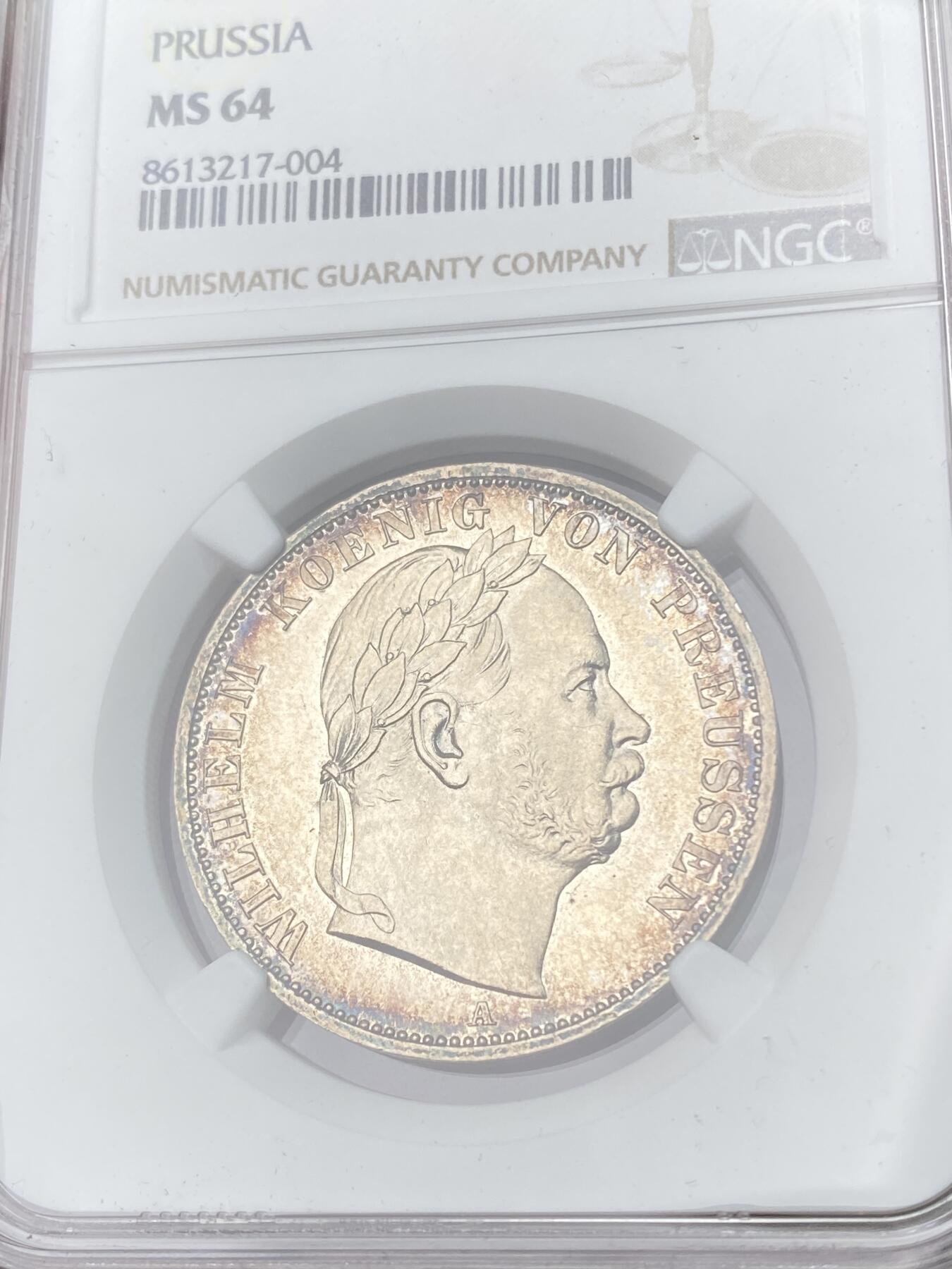 万国钱币拍卖第062期 NGC MS64 1866年德国普鲁士威廉一世普奥战争胜利泰勒 全深打香槟金渐变五彩裹身 超炫银霜耀眼原光 高浮雕喷砂质感极美 顶级收藏品质